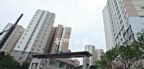 14일 입주를 시작한 서울 강남보금자리주택 지구 정문앞. 현정부의 핵심사업으로 추진해 온 보금자리주택 100만 채 가운데 제일 먼저 입주를 시작한 프로젝트로 관심을 모았다. LH 제공