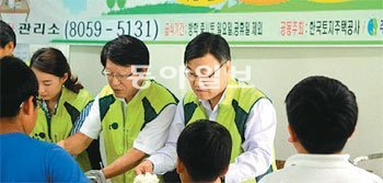 LH직원들이 임대아파트 어린이들에게 무료급식을 하고 있다.