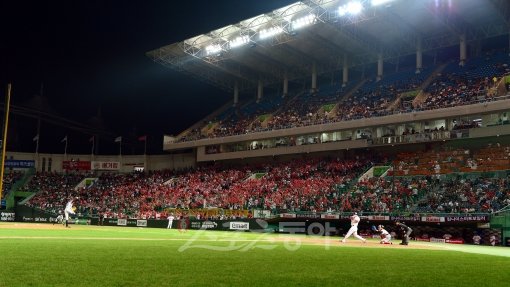 4년 연속 시즌 최다 관중 기록을 경신한 날. 25일 LG와 SK가 맞붙은 문학구장을 찾은 많은 관중이 열띤 응원을 펼치고 있다.
 프로야구는 이날 잠실과 대구를 더해 지난해의 역대 시즌 최다 관중 681만28명을 넘어섰다. 문학｜김민성 기자 
marineboy@donga.com 트위터 @bluemarine007