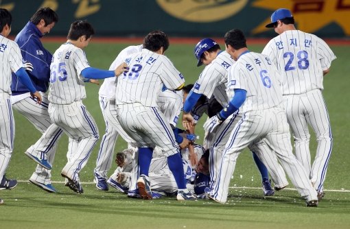 24일 박한이가 끝내기 2루타를 친 후 동료들에게 격한 물폭탄 세ㄹ머니를 받고 있다. 사진제공｜스포츠코리아