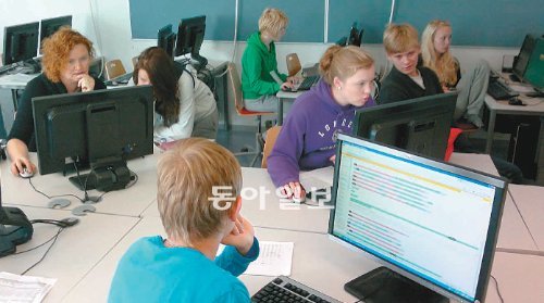 핀란드 시그네이스고교 1학년 학생들이 ‘개인별 학습계획’을 적고 있다. 학생들은 진로상담교사와 자신의 진로를 고려해 듣고 싶은 과목을 정해 웹 사이트에 올린다. 이위베스퀼레=최예나 기자 yena@donga.com
