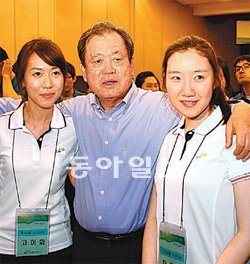 이지송 사장(가운데)이 LH 출범 후 최초로 뽑은 대졸 신입사원 300명과 단합의 포즈를 취했다. LH는 다음 달에 고졸 신입사원 200명을 추가로 뽑을 계획이다. LH 제공