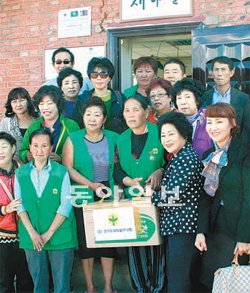 경기도 새마을부녀회가 몽골에서 처음으로 새마을운동을 펼친 울란바토르 시 나랄이흐 구 알타이 마을을 찾아 주민들에게 각종 채소 씨앗을 기증하고 있다. 남경현 기자 bibulus@donga.com