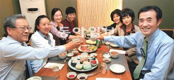 고 장영희 전 서강대 교수의 가족(오른쪽 앞부터 오빠 병우 씨, 여동생 순복 영주 씨)이 25일 서울 마포구의 한 식당에서 ‘장영희 장학금’을 받은 학생들을 만나 격려하고 있다. 장학생들(왼쪽 앞에서 두 번째부터 조희윤 이연희 김선민 씨)은 “어려운 일이 있어도 장 교수님처럼 긍정적으로 생각하겠다”고 말했다. 왼쪽은 이종욱 서강대 총장. 김재명 기자 base@donga.com