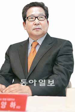최양하 한샘 회장은 “이케아란 공룡의 등장이 국내 군소 가구업체에 미칠 영향에 관심을
가질 필요가 있다”고 강조했다. 한샘 제공