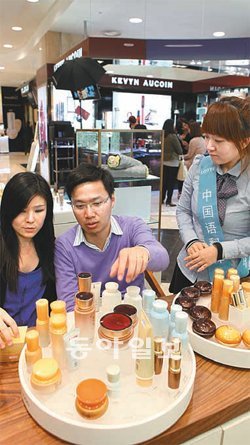 중국의 국경절 연휴기간(10월 1∼7일)을 앞두고 국내 유통업체들은 새로운 브랜드 탐험을 즐기는 중국 신세대를 겨냥해 매장 곳곳에 통역을 배치하는 등 손님맞이 준비에 열을 올리고 있다. 롯데백화점 제공