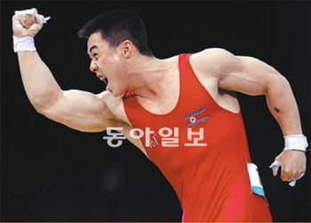 2012 런던 올림픽 역도 경기에서 금메달을 딴 북한의 김은국 선수. 김 선수의 다양한 쇼맨십은 그에 대한 친밀감과 선호도를 높여줬다.