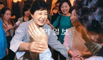 동대문 상가 상인들 만나 새누리당 박근혜 대선후보가 26일 밤 서울 중구 신당동 누존상가를 방문해 상인들의 손을 잡으며 환하게 웃고 있다. 변영욱 기자 cut@donga.com