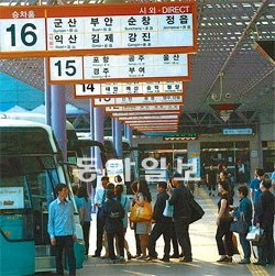 26일 인천 남구 관교동 시외버스터미널에서 시민들이 시외버스를 기다리고 있다. 인천
시는 추석 연휴 기간에 고속버스와 시외버스를 하루 51대씩 늘려 운행하기로 했다. 김영국 동아닷컴 객원기자 press82@donga.com