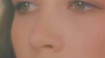 영화 ‘유 콜 잇 러브’(1988년)에서 소피 마르소의 눈과 코가 극도로 클로즈업돼 있다. 카메라도 그의 미모를 탐한다. 영화 화면 캡처