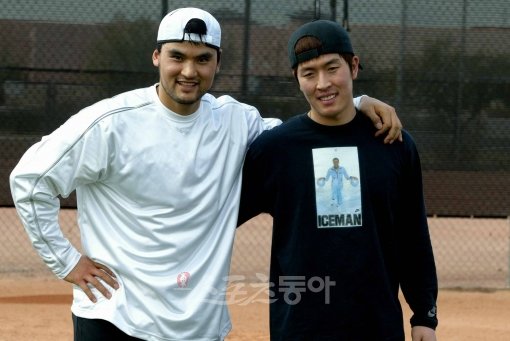한국인 최초의 메이저리거, 그리고 한국인 최초의 월드시리즈 우승. 한화 박찬호(왼쪽)와 넥센 김병현은 올 시즌 나란히 한국프로야구에 데뷔했다. 그리고 아들, 아빠, 남편으로서 아주 특별한 추석을 맞는다. 스포츠동아DB