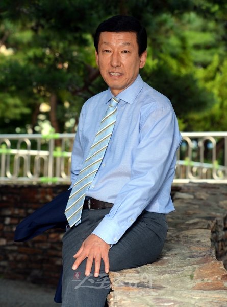 최강희 감독에게 추석은 큰 의미가 없다. 선수 때도 지도자가 된 뒤에도 추석 전후에는 늘 리그 경기가 있었다. 대표팀 사령탑에 
오른 후에도 마찬가지다. 최 감독은 10월 중순 펼쳐질 이란 원정에서 승리하기 위한 플랜을 짜는데 여념이 없다. 목동｜박화용 기자
 inphoto@donga.com 트위터@seven7sola