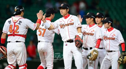 가을만 되면 SK는 이렇게 강해진다. SK는 27일 문학 한화전에 승리해 플레이오프 직행에 한발 더 다가섰다. 승리가 확정 되자 SK 선수들이 마운드에 모여 함께 기뻐하고 있다. 문학｜김민성 기자 marineboy@donga.com 트위터 @bluemarine007