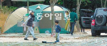 서울 강동구 둔촌동 강동그린웨이 캠핑장은 차를 텐트 옆에 댈 수 있어 짐이 많은 캠핑객이 이용하기에 편리하다. 강동구 제공