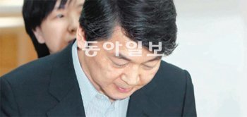 고개 숙인 안철수 안철수 대선후보가 27일 서울 종로구 공평동에 있는 캠프 사무실에서 2001년 아파트 매입 때 다운계약서를 작성한 사실에 대해 “국민께 사과드린다”며 고개를 숙이고 있다. 박영대 기자 sannae@donga.com