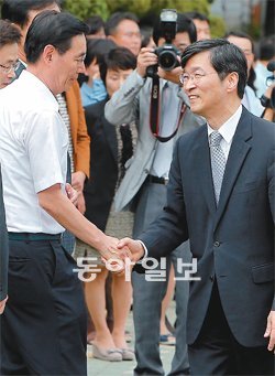 직원들과 작별 인사 후보 사퇴 대가로 금품을 제공한 혐의가 유죄로 인정돼 교육감 직을 상실한 곽노현 서울시교육감(오른쪽)이 27일 오후 시교육청을 떠나며 직원들과 인사하고 있다. 원대연 기자 yeon72@donga.com