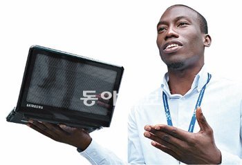 삼성전자 IT솔루션사업부의 유일한 나이지리아인 직원인 치마 에젠와네 씨가 삼성전자 서초사옥 앞에서 태양광 노트북을 들고 포즈를 취했다. 삼성전자 제공