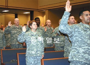 미국 미주리 주 포트레너드우드 기지에서 27일 채플에 참석한 병사들이 자살 예방교육 후 동료들을 방치하지 않겠다는 선서를 하고 있다. 포트레너드우드=최영해 특파원 yhchoi65@donga.com