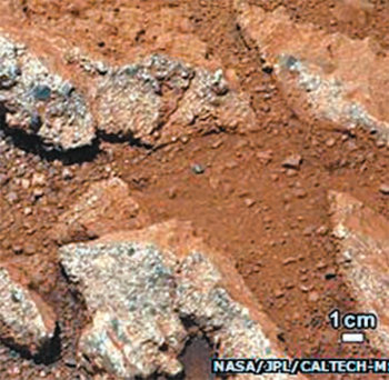 미국항공우주국(NASA)이 27일 공개한 화성에서 발견된 역암 덩어리. 화성 탐사로봇 큐리오시티가 보내온 사진으로 암석에서 떨어져 나온 자갈과 모래가 선명하게 보인다. BBC 홈페이지