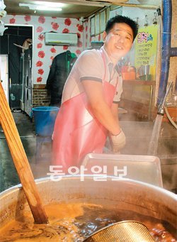 28일 서울 중랑구 망우동 우림시장에서 족발집을 운영하고 있는 신철진 씨가 환하게 웃고 있다. 신 씨는 최근 아버지의 수술비를 미소금융재단에서 융통해 ‘따뜻한 추석’을 보낼 수 있게 됐다. 황형준 기자 constant25@donga.com