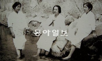 당대를 풍미했던 여성 사회주의자 고명자 주세죽 허정숙(왼쪽부터)이 서울 청계천에서 망중한을 보내고 있다. 잡지 ‘삼천리’는 1931년 7월호에 이들의 사생활을 소개했다. 돌베개 제공