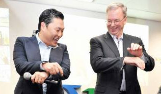 구글 에릭 슈밋 회장과 말춤을 27일 오후 서울 강남구 역삼동 구글코리아 본사에서 만난 싸이(왼쪽)와 에릭 슈밋 구글 회장이 함께 ‘강남스타일’ 춤을 추고 있다. 구글코리아 제공