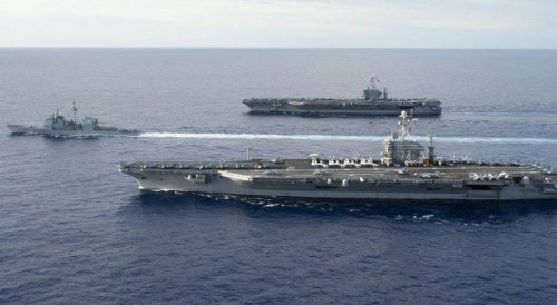 미국 핵항공모함 존 스테니스(앞)와 조지 워싱턴(뒤)이 9월 초 괌 부근 해역에서 진행된 군사훈련에서 대형을 이뤄 기동하고 있다. 이 핵항모들은 현재 센카쿠 열도(중국명 댜오위다오) 부근 해역에 있다. 사진 출처 타임