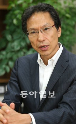 강상중 교수는 한일 간의 과거사를 중국 북한 미국 러시아와 함께 논의하는 것이 대립을 완화하는 길이라고 조언했다. 김미옥 기자 salt@donga.com