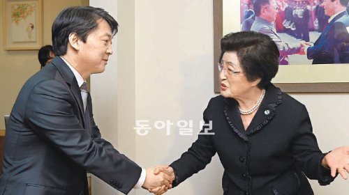 이희호 여사 면담 무소속 안철수 후보가 2일 서울 마포구 동교동 김대중도서관을 찾아 고 김대중 전 대통령의 부인 이희호 여사의 손을 잡으며 인사하고 있다. 국회 사진기자단