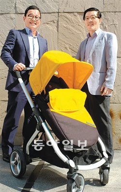쁘레베베의 정세훈 대표(왼쪽)와 유정찬 전무가 함께 개발한 한국형 유모차 ‘페도라 S7’을 배경으로 포즈를 취했다. 염희진 기자 salthj@donga.com