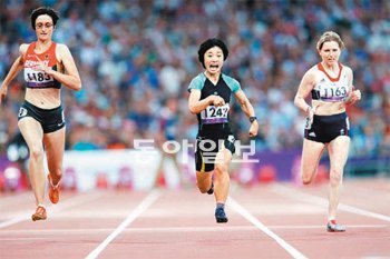 질주는 나의 힘 전민재(가운데)가 지난달 8일 열린 2012 런던 패럴림픽 육상 여자 100m 결선(T36등급)에서 2위로 결승선을 통과하고 있다. 동아일보DB