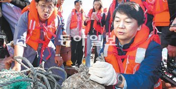 무소속 안철수 대선후보(오른쪽)가 3일 태풍 피해를 입은 전남 여수시 돌산읍 송도마을 가두리 양식장을 방문해 망가진 어구를 살펴보고 있다. 여수=양회성 기자 yohan@donga.com