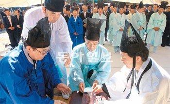 3일 전남 장성군 황룡면 필암서원에서 올해로 탄생 502주년을 맞는 조선시대 성리학의 대가인 하서 김인후 선생의 공적을 기리는 추향제가 유림과 주민 등 200여 명이 참석한 가운데 열렸다. 장성=박영철 기자 skyblue@donga.com