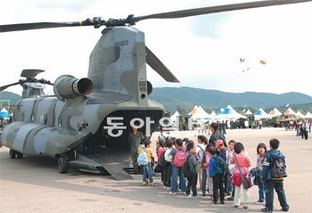 지난해 충남 계룡대에서 열린 지상군 페스티벌 2011 행사에서 어린이들이
지상에 전시된 육군 수송헬기의 탑승 체험을 하고 있다. 육군 제공
