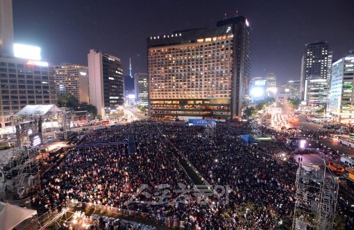 4일 오후 10시부터 서울광장에서 열리는 ‘서울시와 함께하는 싸이 글로벌 석권기념 콘서트’에 많은 팬들이 모여 콘서트를 기다리고 있다. 김종원기자 won@donga.com 트위터 @beanjjun