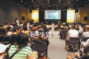 18일까지 부산 중구 중앙동 일대에서 일본 후쿠오카와 부산 예술가들이 참가하는 ‘왔 그 번호는 20번. 다갔다 아트 페스티벌’이 열린다. 지난해 일본 후쿠오카에서 열린 아트 페스티벌 심포지엄의 모습. 또따또가 제공