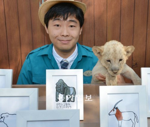 발달장애를 딛고 동물 전문화가가 된 신수성 씨가 4일 ‘세계 동물의 날’을 맞아 경기 용인시 에버랜드에서 자신의 작품 앞에서 기념 촬영을 하고 있다. 신 씨는 2008년부터 매주 이곳을 찾아 동물을 관찰하고 그림을 그려 왔다. 에버랜드 제공