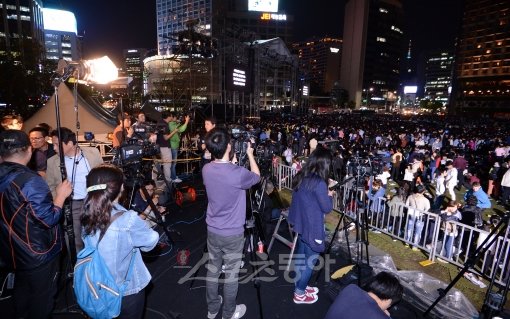 4일 밤 서울광장에서 ‘국제가수’ 싸이의 공연 현장을 취재 중인 기자들. 이날 현장에는 국내외 언론 매체 500여 취재진이 몰려들었다. 김종원 기자