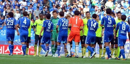 3일 오후 수원 월드컵경기장에서 열린 2012 K리그 수원삼성과 FC서울의 경기에서 수원이 1-0으로 승리를 거두고 FC서울전 7연승을 달렸다. 경기종료 후 양팀 선수들이 인사를 하고 있다. 스포츠동아DB