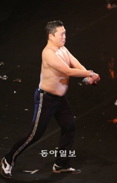 가수 싸이가 시울시청 앞 광장에서 열린 콘서트장에서 상의를 탈의한 채 말춤을 추고 있다. 김재명 기자 base@donga.com