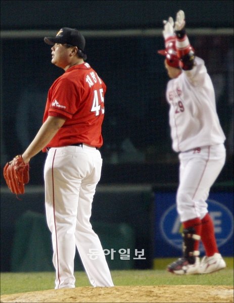 SK 채병용(왼쪽)은 2009년 한국시리즈에서 팔꿈치가 너덜너덜해진 상태에서도 마운드에 섰다. 비록 KIA 나지완에게 끝내기홈런을 허용했지만, 그의 투혼은 큰 박수를 받았다. 동아일보DB