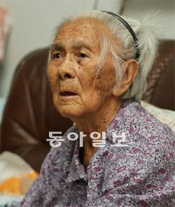시디그족 후예인 오빈 나위 할머니. 일본군이 그의 부모를 살해했지만 그에게 일본은 좋은 기억으로 남아 있다.