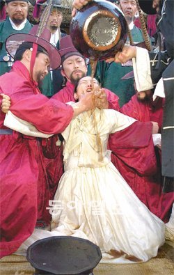 2002년 SBS 드라마 ‘여인천하’에서 의금부 관리들이 중종의 후궁 경빈 박씨(도지원)에게 항아리째로 사약을 붓고 있다. 극 중 경빈은 1분도 되지 않아 죽지만 실제로는 더 길고 고통스러운 시간이 기다리고 있었을 것이다. 동아일보DB