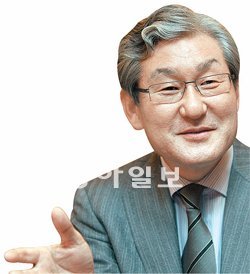 박기출 PG인베스트먼트홀딩스 회장이 4일 서울 플라자호텔에서 자신의 창업 일화를 소개하고 있다. 최혁중 기자 sajinman@donga.com