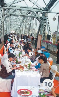 6일 충남 공주 금강철교에서 펼쳐진 다리 위의 향연. 이기진 기자 doyoce@donga.com