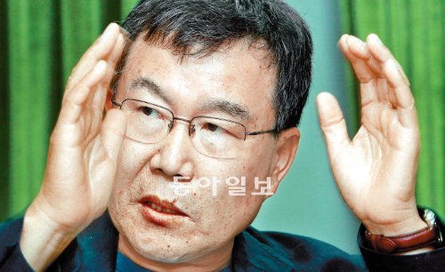 기독교 내 최대 화두가 된 ‘교회 세습반대’ 운동의 전면에 나선 김동호 목사(높은뜻연합선교회)는 대화 내내 얼굴이 굳어 있었다. 그는 인터뷰가 중간을 넘어서자 목소리에 힘을 실으며 “한국 교회 세습은 한국 교회와 기독교를 망치는 역병(전염병)”이라고 말했다. 서영수 전문기자 kuki@donga.com