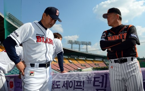 7일 오후 서울 잠실야구장에서 2012프로야구 두산과 롯데의 준플레이오프 미디어데이가 열렸다.  양승호 롯데 감독과 김진욱 두산 감독이 무거운 표정으로 기자회견을 기다리고 있다. 잠실ㅣ박화용 기자 inphoto@donga.com 트위터 @seven7sola