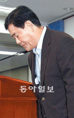 새누리당 박근혜 대선후보의 비서실장인 최경환 의원이 7일 서울 여의도 새누리당 당사에서 비서실장 사퇴 기자회견을 하고 있다. 안철민 기자 acm08@donga.com