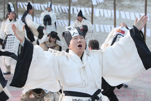 ‘점쟁이들’에서 ‘폼생폼사’ 역술인 역할을 맡은 김수로. 사진제공｜사람엔터테인먼트