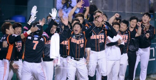 벼랑 끝에서 살아난 기쁨이 이런 것일까. 롯데 박준서(7번)가 두산과의 준PO 1차전 8회초 1사 1루서 극적인 대타 동점 2점홈런을 날린 뒤 덕아웃에서 동료들의 환영을 받고 있다. 박준서에게 타석을 내줬던 손용석(16번)이 가장 기뻐하는 듯하다. 잠실｜김종원 기자 won@donga.com 트위터 @beanjjun